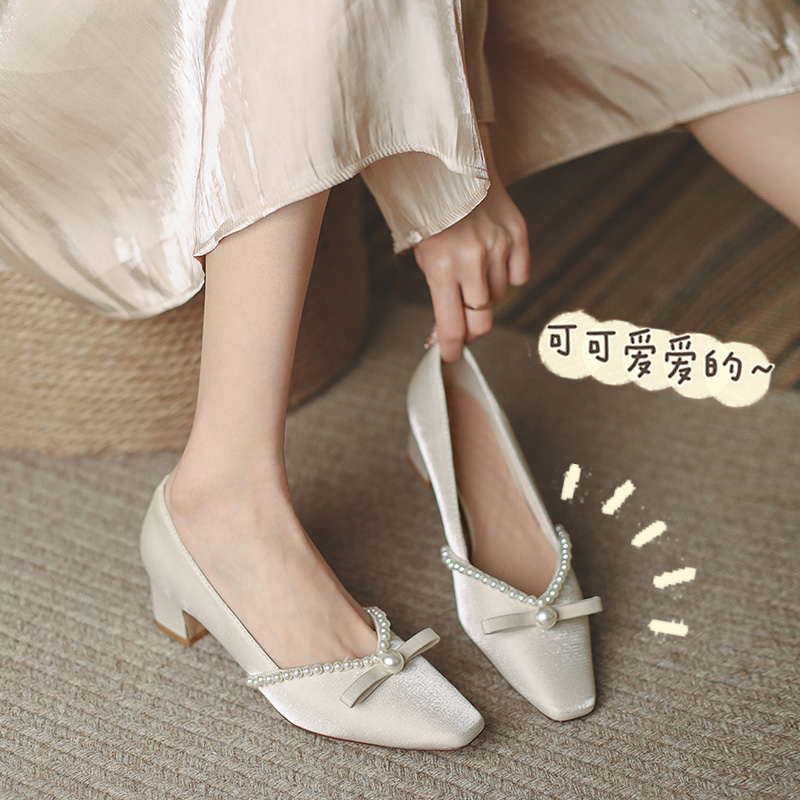 ミディアムヒール Xiuhe 結婚式の靴の女性の 2024 新しいブライドメイド太いヒールシングルシューズ小さなフレグランススタイルフレンチドレスハイヒール春と秋