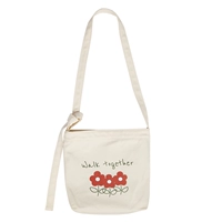 Три маленьких красных цветов рис белый