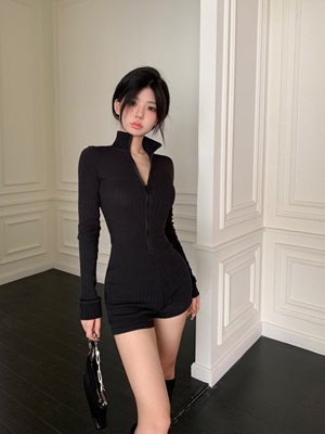 taobao agent Autumn black colored shorts, sports bodysuit, hip-accented