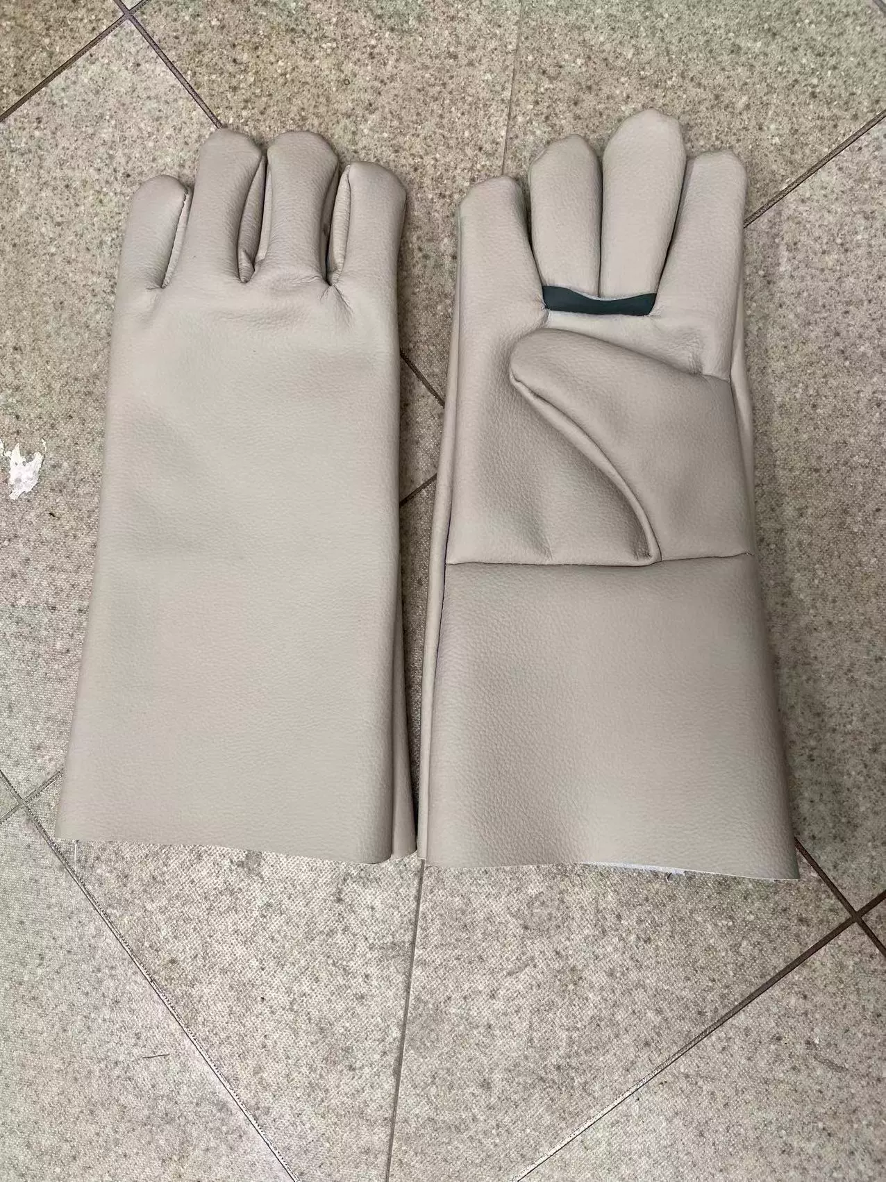 Áo giáp trắng hai lớp găng tay vải 24 dòng lót đầy đủ bảo hiểm lao động vật tư nhà sản xuất chống mài mòn làm việc máy móc bảo vệ thợ hàn dày bao tay chịu nhiệt găng tay hàn 