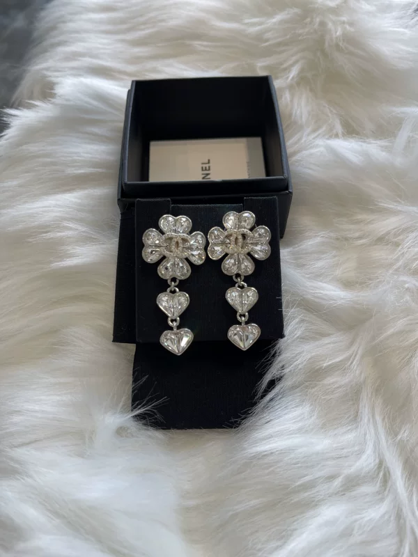 Новые не использованные серьги Chanel без использования CHANEL/Chanel старые серьги Chanel, новые неиспользованные