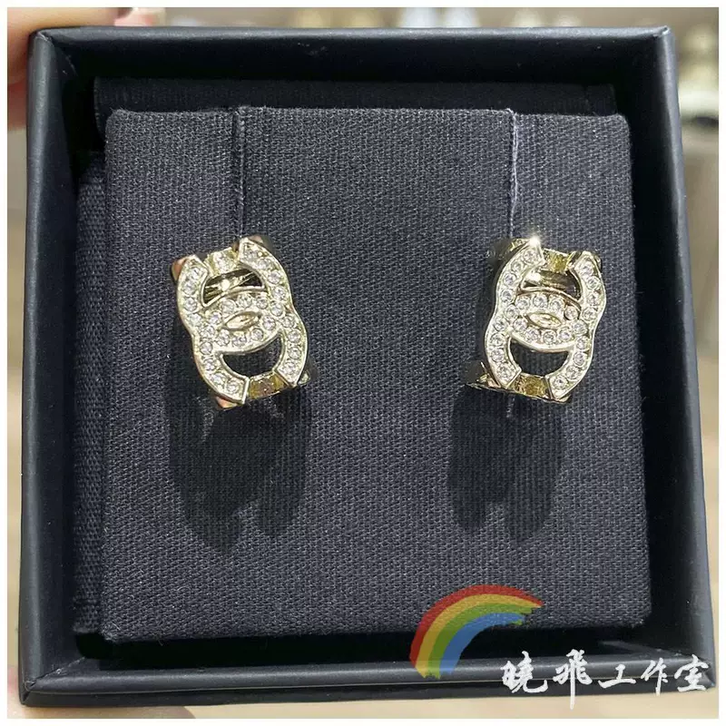 Сережки CHANEL Chanel с гренами 23b новые светлые золотистые полые блоки полировка двойная C серьги
