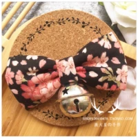 Черная вишня цветут ярко -серебряные пять звездных колокольчиков