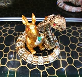 Благоприятная змея кролика