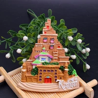 Светло-желтый