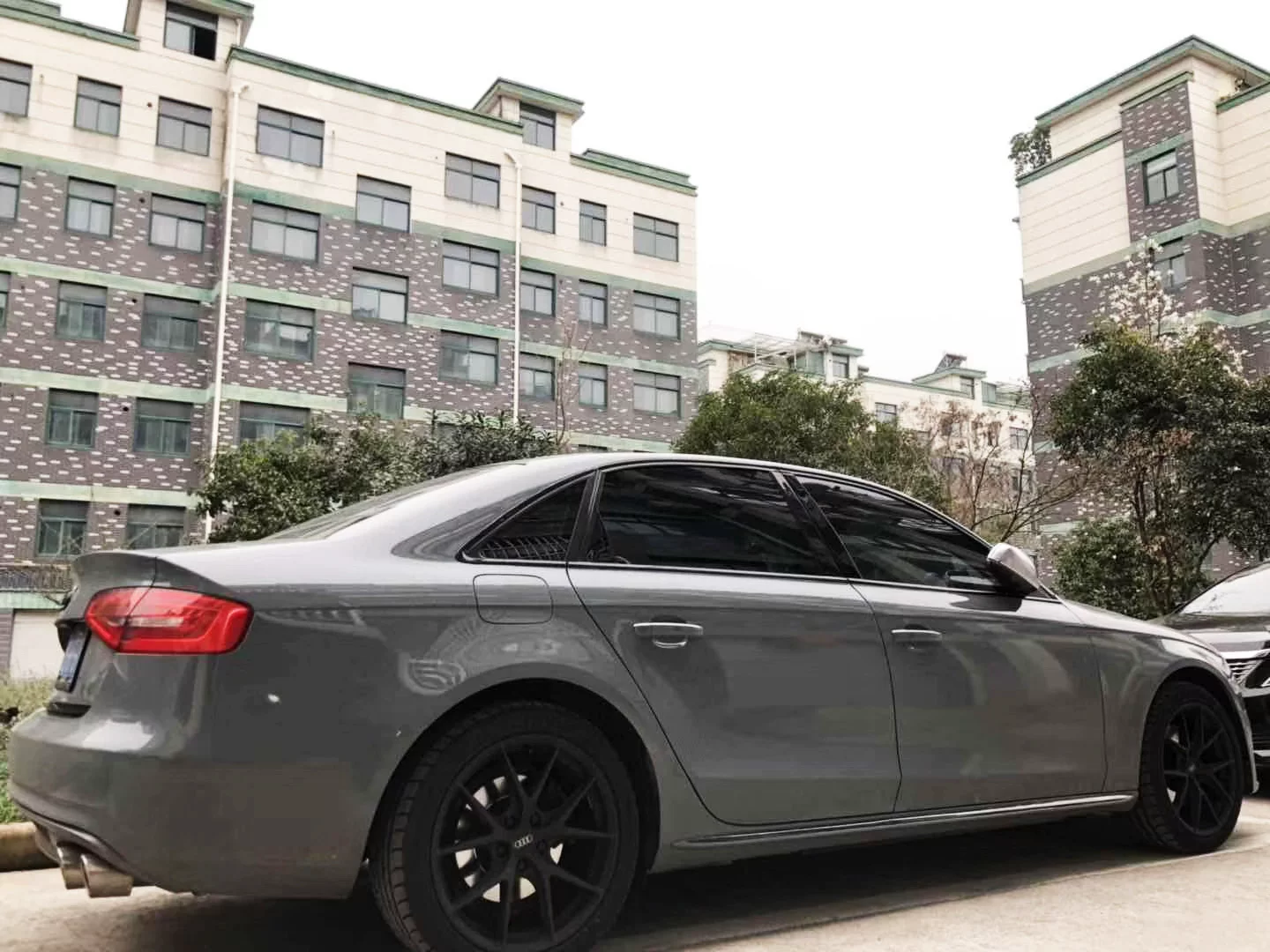 Подходит для модификации Audi A4L S4 задний спойлер нижний обвод, четыре выхода выпускной системы 09-16A4L четыре выхода юбка спойлер
