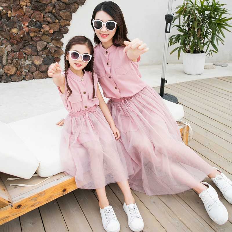 Douyin mẹ và con gái mùa hè váy mới hợp thời trang lưới người nổi tiếng váy mẹ-con phong cách nước ngoài giản dị thời trang váy lưới mùa hè - Trang phục dành cho cha mẹ và con