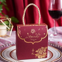 Традиционный винный красный цветок становится медом, просто коробка в форме дома