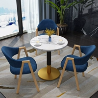 Темно -синяя ткань один стол три стулья