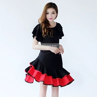 Черная футболка, красная юбка, короткий рукав