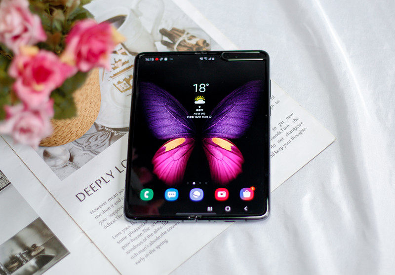 galaxy note10系列打孔屏的优秀时,可折叠屏幕手机galaxy fold的出现