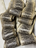 Вся черно -белая оригинальная кожа с цветочной змеей имеет ширину около 0,3 мм 12*13 см длиной 125*155 см сумки для обуви