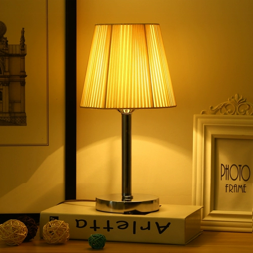 Настольная лампа для кровати, современный креативный фонарь