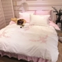 Phiên bản Hàn Quốc của bộ bốn miếng cotton Công chúa váy ngủ màu hồng chăn trắng thêu 1,2 m 1,5 1,8m bộ đồ giường 4 - Bộ đồ giường bốn mảnh chăn ga cao cấp