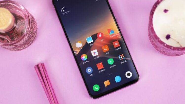 小米9的电池容量为3300mah,支持27w高压电荷泵快充与20w无线快充,标配