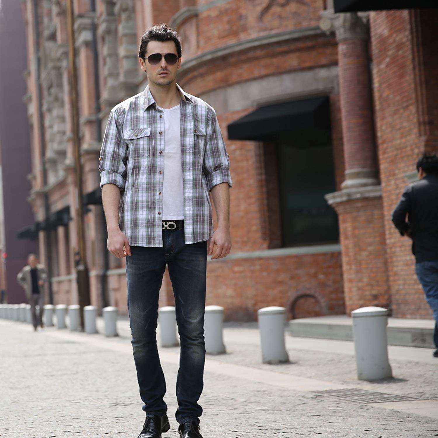 简单的一件衬衫就可以穿出男士的帅气,也可以很简单的搭出男神范儿,是