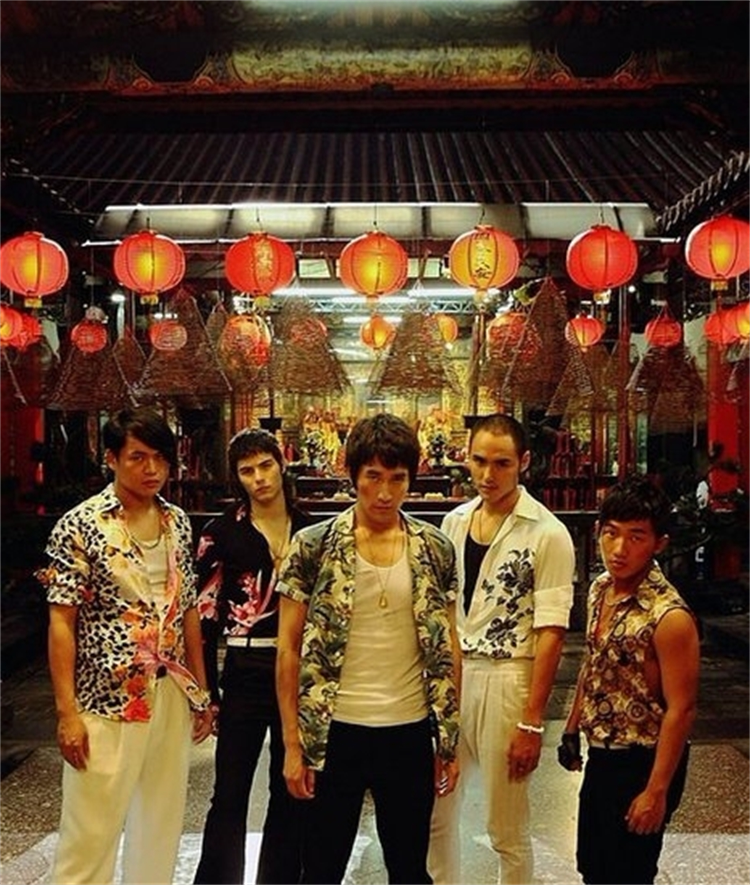 古惑仔带来了花衬衣的狂潮,颜色鲜艳的花衬衣虽然很引人注目,可黑社会