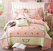Cartoon thỏ củ cải trên giường của trẻ em trong một gia đình của căn phòng bốn người con với giường tầng cho giường bông trẻ em bộ - Bộ đồ giường trẻ em