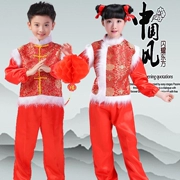 Trẻ em mừng năm mới bài hát khiêu vũ lễ hội thiếu nhi Lễ hội mùa xuân khai mạc trang phục màu đỏ bé trai và bé gái