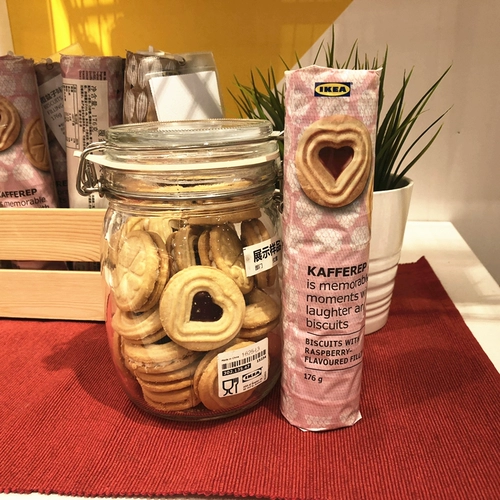 Теплый бутерброд с бутербродным печеньем вкусового аромата ikea, покрывающего вкусовое бутерброд