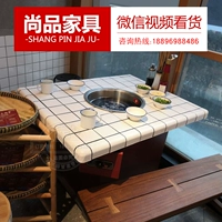 Чистая красная плиточная плитка стола мраморные стойки выделенные таблицы и утилизация хаоса