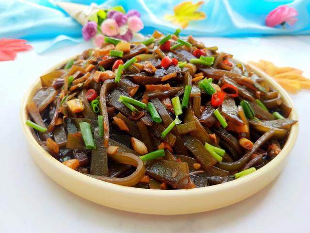 在网上有卖的,大概10多元钱就可以买到一箱(5斤),海带头凉拌