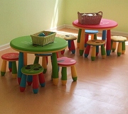 Mầm non lớp ánh sáng và nhỏ đồ nội thất đơn giản đôi dày phòng giải trí bảng bàn tròn trẻ em của bàn viết và ghế bộ