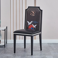 Атмосферный черный китайский типографический стул