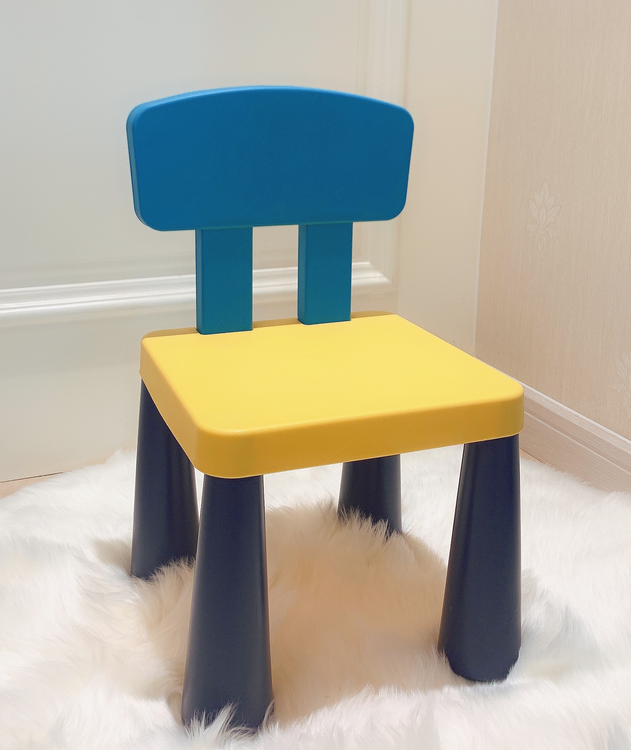 Детский стул со столиком для самых маленьких