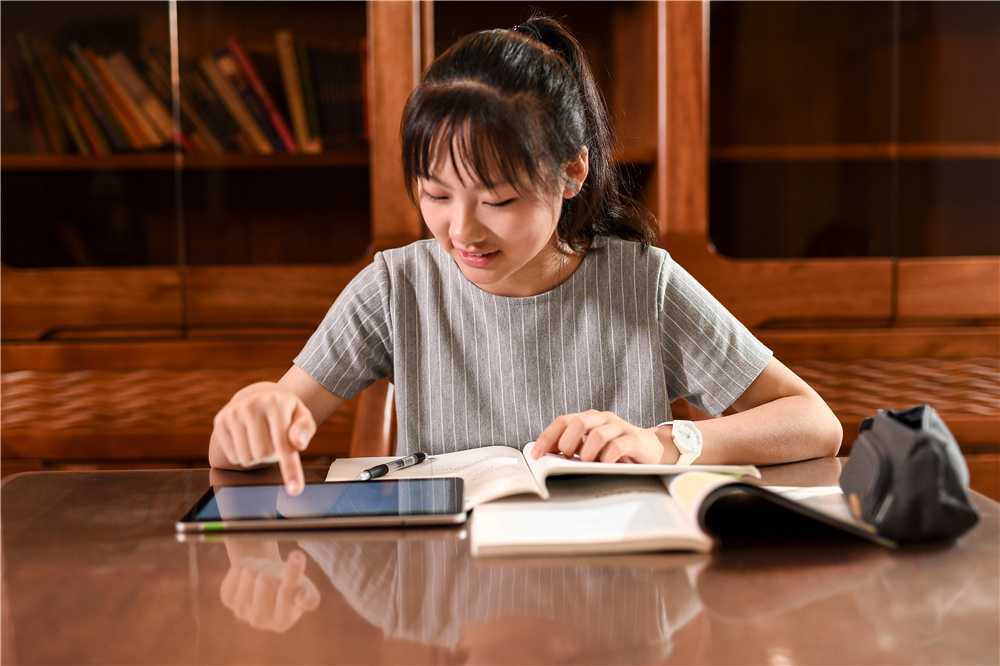 家有高中生科大讯飞学习机来助力