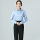 Консультант -синяя женская рубашка с лейблом