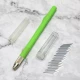 Зеленые цветные карандаши, нож, лезвие