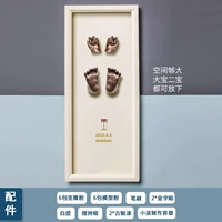 Обе руки и два набора для плесени