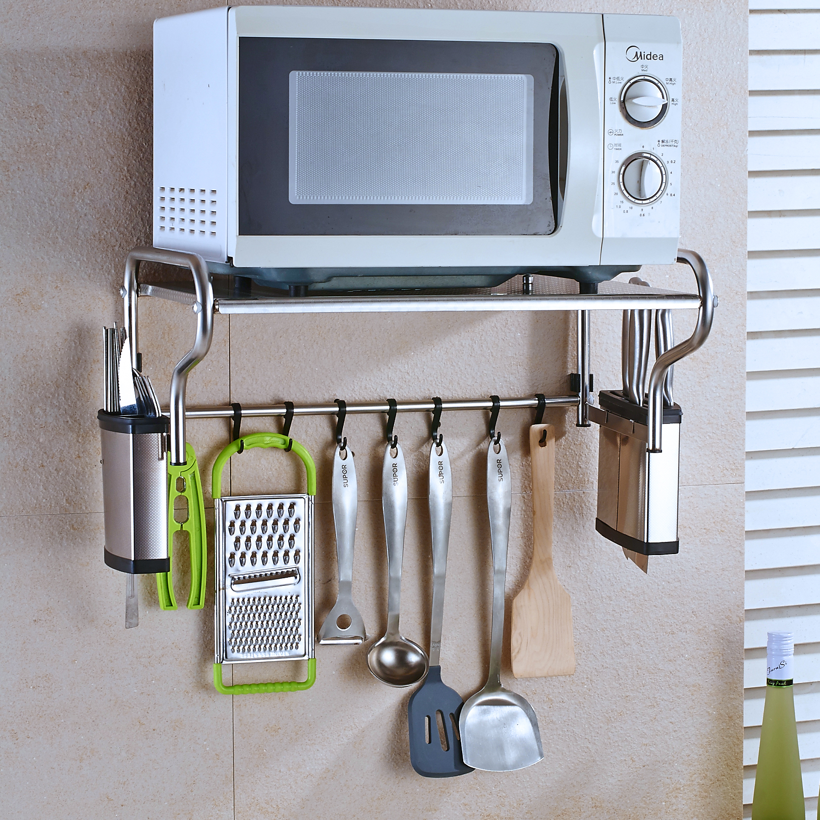 повесить микроволновку на стену на кухне