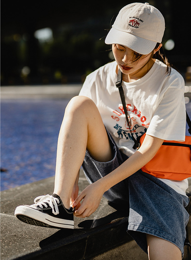 秋日街头风,怎能少了潮范帆布鞋呢!