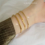 Vòng đeo tay bằng vàng UK18K chất lượng cao 3MM phổ biến bằng thép titan vàng đơn vòng khẩu độ kết cấu vòng đeo tay sáng