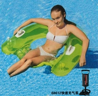 Зеленый сидящий плавучий ряд увеличивает ручной насос