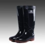 Đôi giày đi mưa nam ống cao mùa đông lót cộng với nhung bông mưa ủng chống axit và kiềm bảo hiểm lao động chống trượt nước không thấm nước dép nhựa đi mưa