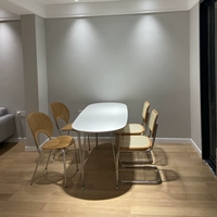 Ресторан ресторана ресторана, чистый белый мраморный стол, современные минималистские столы и стул Комбинированные итальянские каменные тарелки Оваль