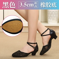 Подошва из черной резины толщиной 3,5 см.