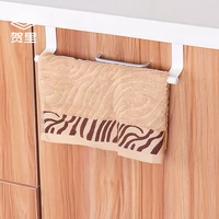 Грионианский кухонный шкаф дверной стена на стенах висят стойки для полотенец.