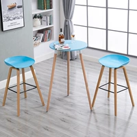 Синий стол с двумя стульчими железными кольцами (цветные замечания кресла)