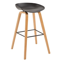 Одиночный снимок стульев из железного круга (цветные замечания)