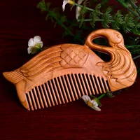 Резные цветы усыновите расческу Feicheng Peach Wood, массаж причесок. Небрежная электрическая электричество, отправьте друзей и семью, чтобы использовать хорошие продукты