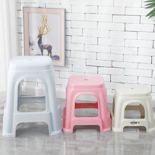 Пластиковый табурет Домохозяйство может сложить простую жилую квадратную комнату в ванной комнате.