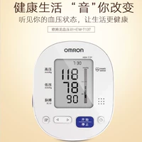 Omron Electronics Meter Hem-7137 Медицинский карьера Старик использует голосовой трансляцию верхней части