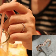 1385 Đồ trang sức tinh xảo của Hàn Quốc Thiết kế độc đáo hình chữ V nạm kim cương nhỏ ngón tay đeo nhẫn