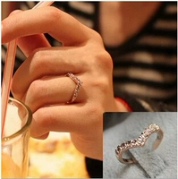 Trang sức nhỏ Hàn Quốc thứ 130 bán buôn Nghĩa trang sáng tạo kim cương hình chữ V đơn giản thời trang hipster nhẫn Nữ nhẫn lông voi