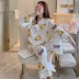 Đồ ngủ mùa thu đông Hàn Quốc phụ nữ mùa xuân và mùa thu dài tay cotton lỏng lẻo dịch vụ nhà hai mảnh phù hợp với mùa hè Vịt cổ chữ V màu vàng - Cha mẹ và con