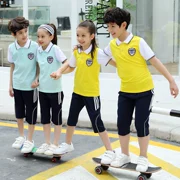 Đồng phục học sinh tiểu học trò chơi thể thao màu xanh vàng ve áo quần ngắn tay bảy quần phù hợp với mùa hè in ấn tùy chỉnh